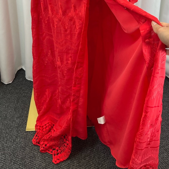 Red maxi dress sheet material body line except for arm. - Picture 15 of 15